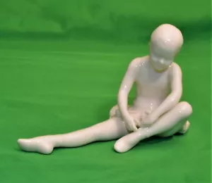 Unicorn Studio Fine Porcelain Ballerina figurine - Picture 1 of 3