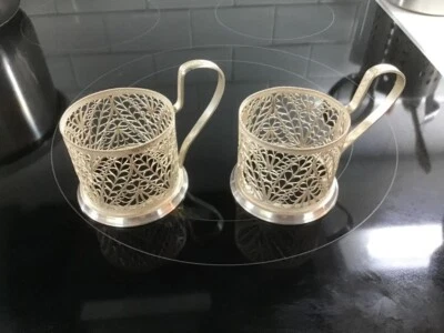 Dos portavasos de té de trabajo de alambre de filigrana chapados en plata rusos de los años 30 Foto 1 de 3