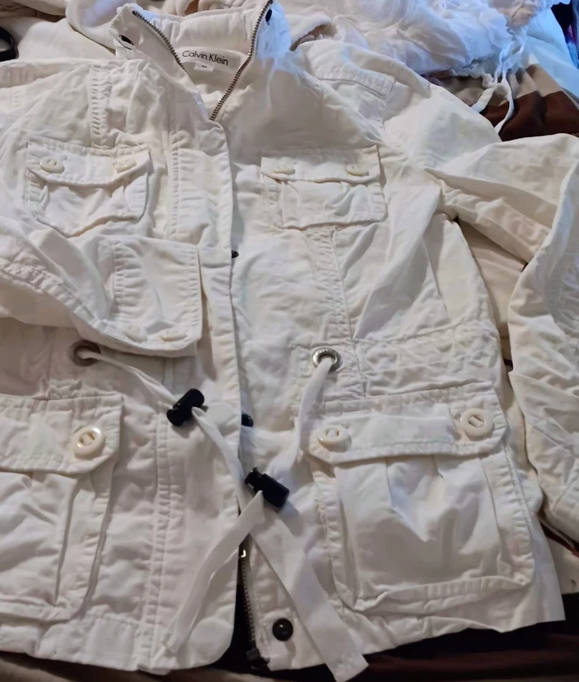 Cortavientos de algodón con capucha Calvin Klein para mujer - blanco - talla M usado en excelente estado Foto 1 de 1