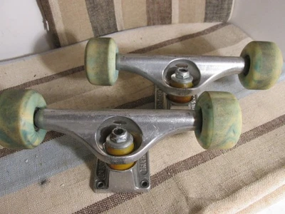 2 Camiones Estándar Independent Stage 11 -139mm 8" -Ligeramente Usados con Ruedas Foto 1 de 4