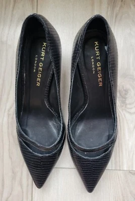 Zapatilla de corte Kurt Geiger London de cuero con estampado de lagarta en negro. Talla 38 (Us7.5)... Foto 1 de 4