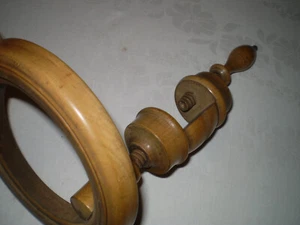 Antiguo marco de anillo bordado de madera con soporte de mesa - Imagen 1 de 5