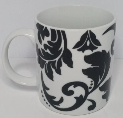 Taza de café de porcelana Nanette Lepore diseño de flores abstractas negras y negras Foto 1 de 4