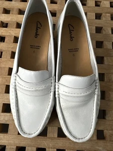 Zapatos mocasín Clark’s de cuero blanco talla 6 - Imagen 1 de 7