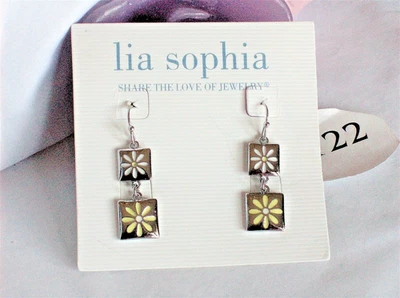 Adorables Pendientes Lia Sophia "SUN KISSED", Margarita, Amarillo y Blanco, Nuevos con Etiquetas Foto 1 de 4