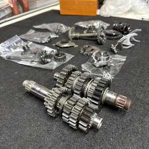 00-02 YZ426F BOTTOM END PARTS TRANSMISSION SHIFT FORKS OIL PUMP COUNTERSHAFT - Picture 1 of 14