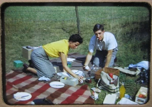 Coppia picnic 1950 godendosi estate picnic 35 mm bordo rosso diapositiva Kodachrome - Foto 1 di 4