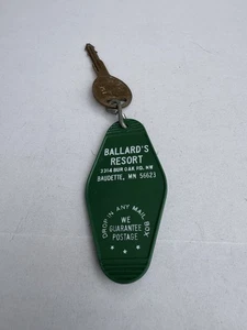VINTAGE 🇺🇸”BALLARD’S RESORT”MN./HOTEL/MOTEL/SCHLÜSSELANHÄNGER/URLAUBSSPASS 👀LQOK 👀 - Bild 1 von 2
