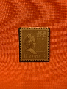 1938 Martha Washington 1 1/2 Cent US Postage Stamp - Picture 1 of 3