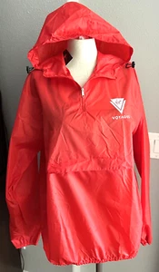 Neu mit Etikett Virgin Voyages LOGO Faltjacke Kapuze Windbreaker rot M 44" Brusttasche - Bild 1 von 13