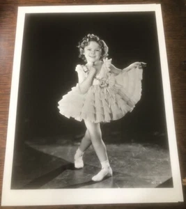 Young SHIRLEY TEMPLE - Fotografía brillante en blanco y negro - 8" x 10" - Imagen 1 de 3