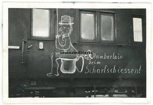Orig. Foto Pz.Rgt.23 Eisenbahn Zug mit Chamberlain Karikatur in Polen 1939 - Bild 1 von 1