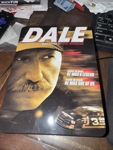 DALE EARNHARDT DVD - NARRATED BY PAUL NEWMAN 6 DISCS in COLLECTIBLE TIN NASCAR!! - Foto 1 di 9