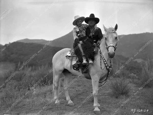 8b03-359 Buck Jones und süßes Cowgirl unbekannter Film 8b03-359 8b03-359 - Bild 1 von 1