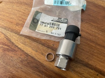 Presostato aire acondicionado Renault Clio Megane 2,3 RS NUEVO GENUINO 7701205751 5I7 Foto 1 de 4