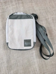 Lululemon Athletica Easy Access Crossbody Bag 1.5L - Beige and Green Combo - Picture 1 of 4