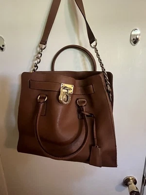 Bolso Cartera Michael Kors Hamilton Saddle Marrón Cuero Saffiano Foto 1 de 4