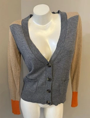 Suéter JCP Mezcla Cachemira Talla M Bloques de Colores Madera Botones Cárdigan Cuello en V Foto 1 de 4