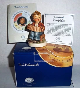 GOEBEL HUMMEL AKKORDEON BALLADE JUNGE MIT AKKORDEON 2003 #2006 NEU VERPACKT MIT COA - Bild 1 von 11