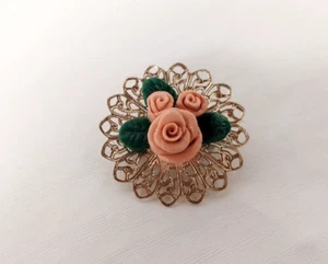 Vintage Brooch Gold Tone Lace Oval With Ceramic Pink Peach Roses Flowers Demure - Bild 1 von 4