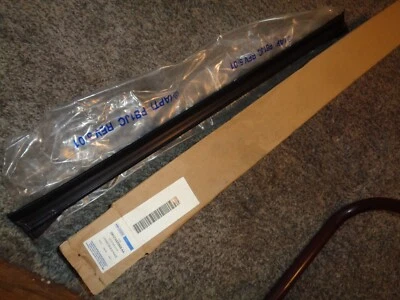 FORD 2W1Z-5420568-AA 1998-2011 LINCOLN TOWN CAR PUERTA DELANTERA VENTANA IMPERMEABILIZACIÓN Foto 1 de 4