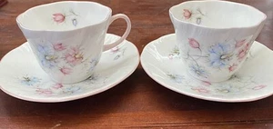 2 tazze e piattini QUEEN’s STAFFORDSHIRE ENGLAND BONE CHINA BLU ROSA FIORI ANNI ’50? - Foto 1 di 9