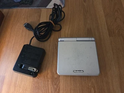 Consola de sistema portátil Nintendo Gameboy Advance SP plateada (AGS-001) probada Foto 1 de 4