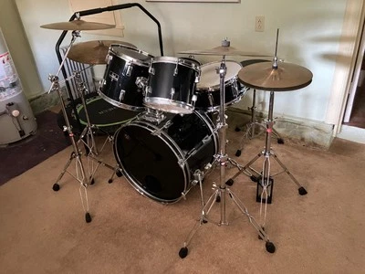 完整鼓套装带大量额外配件 — 第 1/2 张图片
