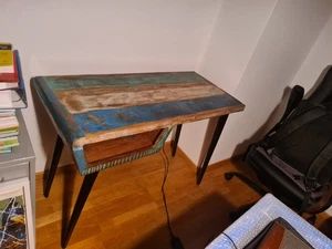 Schreibtisch aus wiederverwendetem Holz (Farbig) - Bild 1 von 4