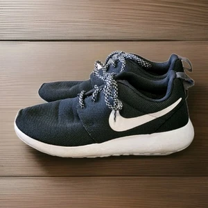 Nike Roshe One Mujer Talla 7.5 Blanco y Negro Zapatos para Correr Tenis 844994-002 - Imagen 1 de 10