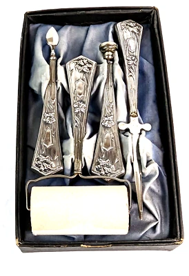 Antiguo juego de escritorio Art Nouveau flor narciso letra plateada 4 piezas caja original Foto 1 de 4