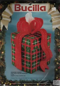Bucilla~Regalo de Navidad~ Kit de lona de plástico # 61164-Caja de tejidos - Imagen 1 de 2