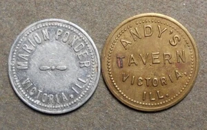 C389 2- Victoria, Ill: Marion Ponder – 5c + Andy’s Tavern – 10c. Brass & aluminu - Picture 1 of 2