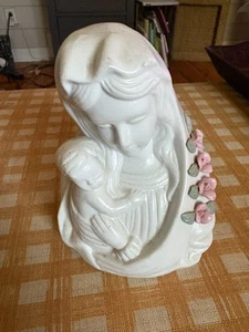 Virgen y Niño - Estatuilla de porcelana blanca con flores rosas - Imagen 1 de 5