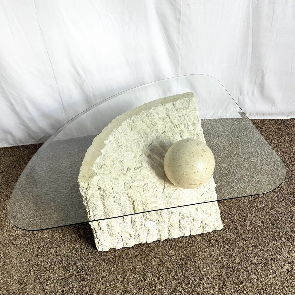 Mesa de centro triangular de piedra teselada posmoderna Foto 1 de 1