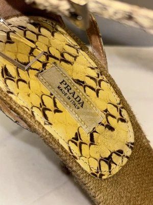 Sandalia de piel de serpiente adornada con lona de arpillera natural Prada talla: 6 Foto 1 de 4