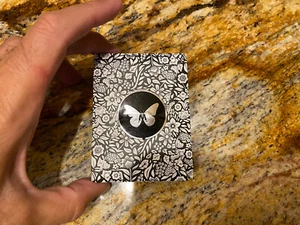 Mazo mágico Cartamundi Cardistry de cartas negro plata mariposa numerada - Imagen 1 de 6