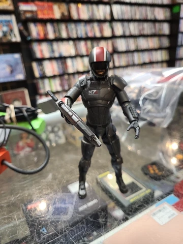 Mass Effect  Commander Shepard  7" Figure W/ Weapon Cover