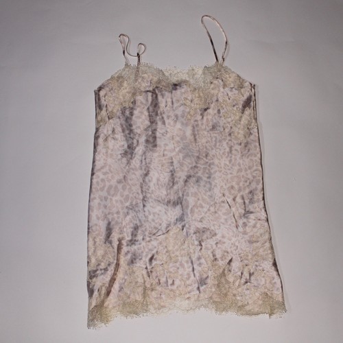 UNDERCOVER Abito Victoria's Secret rosa chiaro stampa leopardata slip con bordo ciglia bianco XS