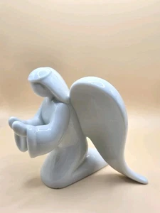 Portafotos de estatuilla de ángel de oración de porcelana por Holben Designs, LLC 2008 - Imagen 1 de 11