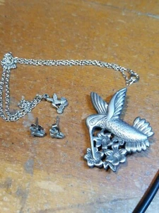 Set Gioielli Hummingbird, Tono Peltro, Collana, Orecchini Post e Spilla - Foto 1 di 9