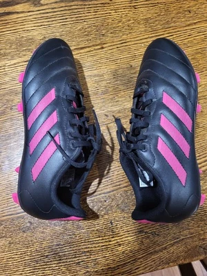 Botines de fútbol Adidas para mujer, rosa y negro Foto 1 de 4