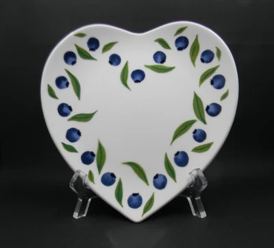 Plato de aperitivo/postre Williams Sonoma en forma de corazón de arándano Foto 1 de 2