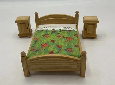 Vintage Lundby Dolls House Bed And Bedside Cabinets (VEC/113) - Image 1 of 4