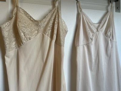 2 De Colección Vanity Fair & Sears Tricot Nylon Encaje Corpiño Desnudo Vestido Sin Mangas GRANDE Talla 40 Foto 1 de 4