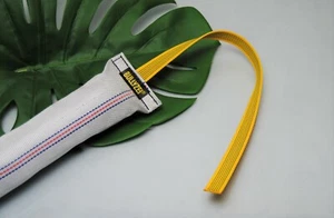 großer Dummy Feuerwehrschlauch 36 x 5,5 cm, 40cm Band, schwimmfähig Beißwurst - Bild 1 von 1
