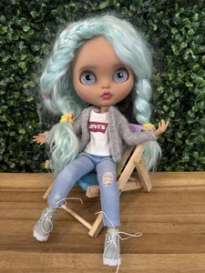 ÚNICA Muñeca Blythe Personalizada por Niñas Peluca Mohair Azul Blythe y Conjunto Levi’s  - Imagen 1 de 11
