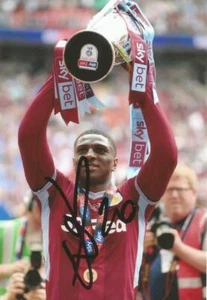 ASTON VILLA: KORTNEY HAUSE SIGNED 6x4 TROPHY CELEBRATION PHOTO+COA - Picture 1 of 1