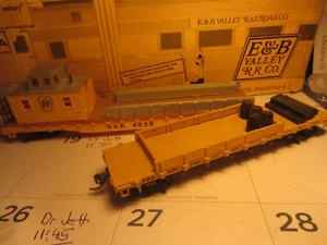 HO trains; A very nice PENNSYLVANIA boom car/work caboose and a work flat car - Picture 1 of 6