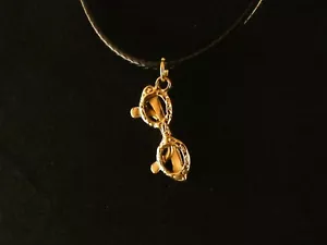 Anhänger Brille mit Kette 24 Karat Vergoldet Sonnenbrille Accessiore Charm - Bild 1 von 4